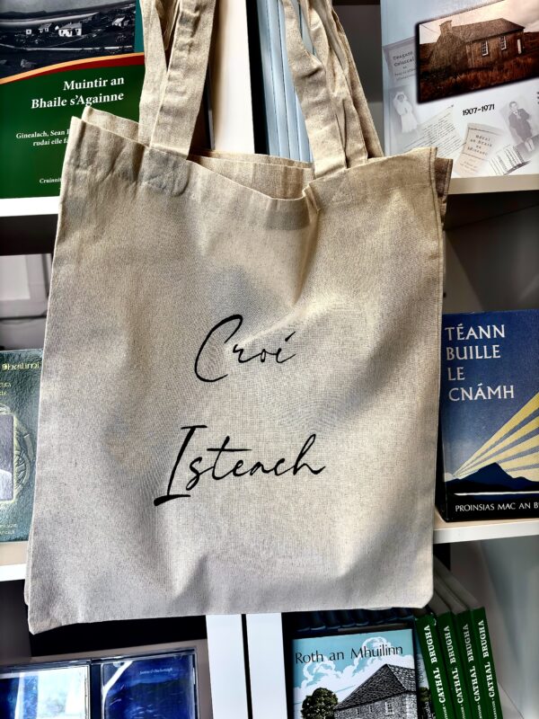mála gualainne le "Croí Isteach" scríofa ar.