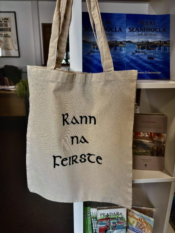 mála gualainne le 'Rann na Feirste' scríofa ar